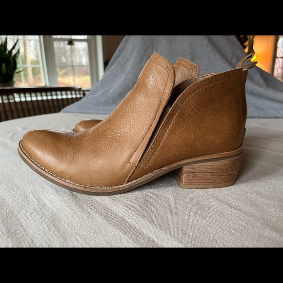 These beautiful boots are so cute! I only wore them twice to work; inside. - Picture 2 of 6